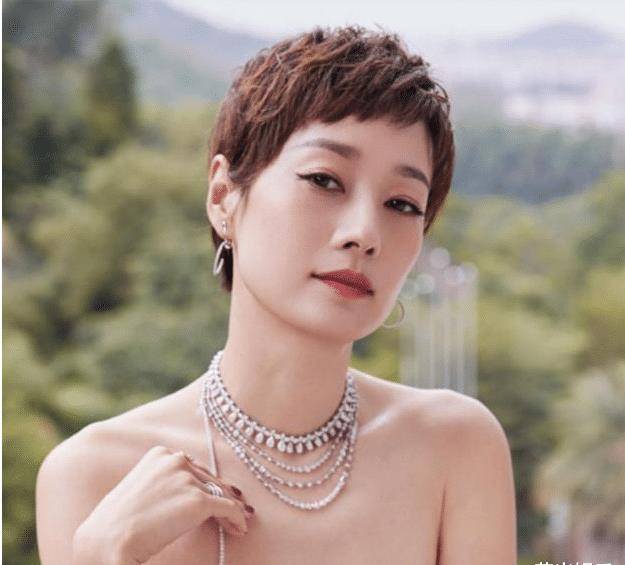 馬伊琍機場近照引發(fā)公眾焦點與隱私邊界熱議