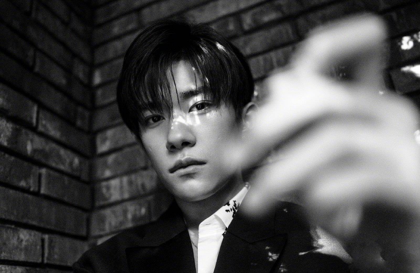 易烊千璽最新寫真與小巷特色小店探秘